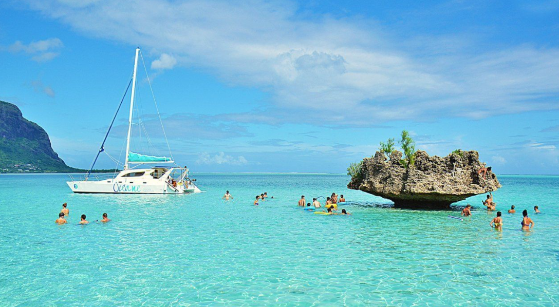 private boat trip mauritius